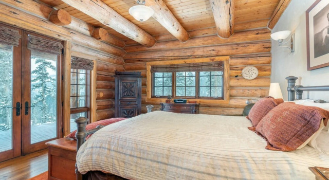 Коттедж с балконом Hilltop Hideaway - Expansive Views From This Private Estate, Hot Tub, Pool Table