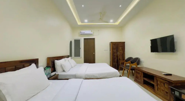 Номер Standard Hotel Jyotirlinga- One Way Drop to Mahakal Temple
