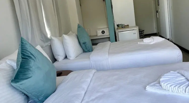 Четырёхместный номер Standard с видом на внутренний двор The Watermark Hotel