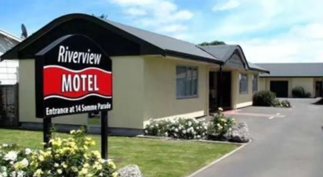 Кровать в общем номере Riverview Motel
