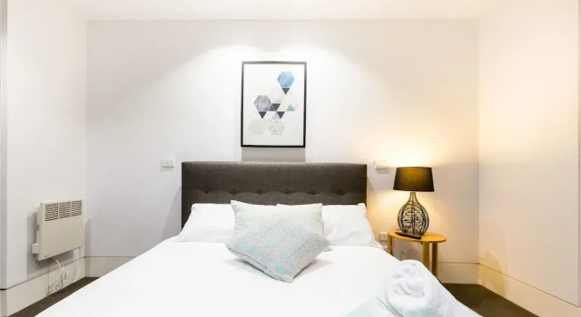 RENEE, 4BDR North Melbourne House, Varaa Huoneisto  