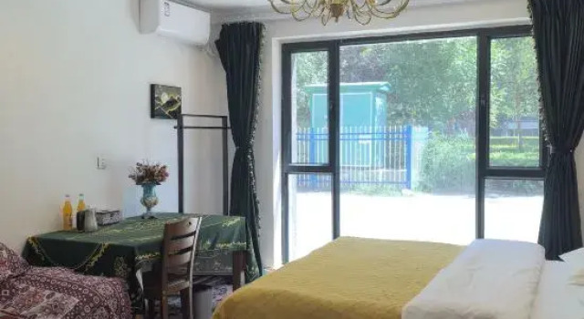 Люкс Luxury Yining Pantaohui Homestay (Ile River Scenic Area)