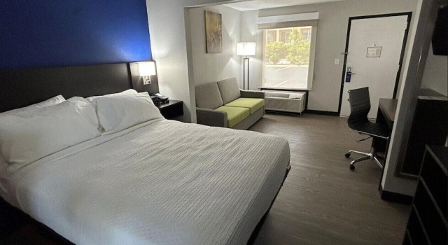 Номер Standard SureStay Studio by Best Western Rowland I95