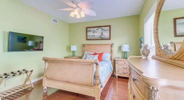Коттедж Steps to Beach: Waterfront Cedar Key Home!