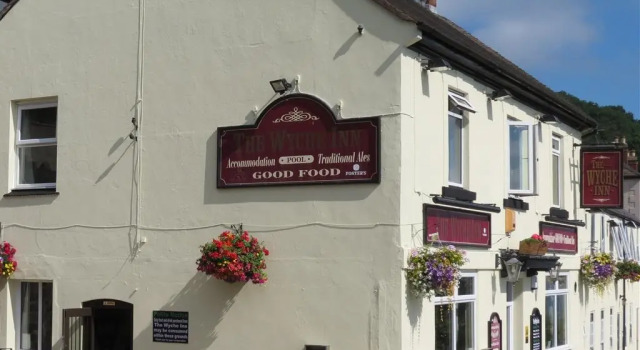 Апартаменты The Wyche Inn
