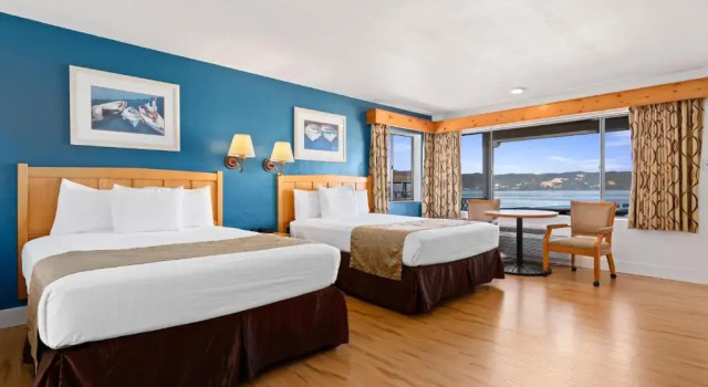 Четырёхместный номер Standard с видом на озеро Skylark Shores Resort