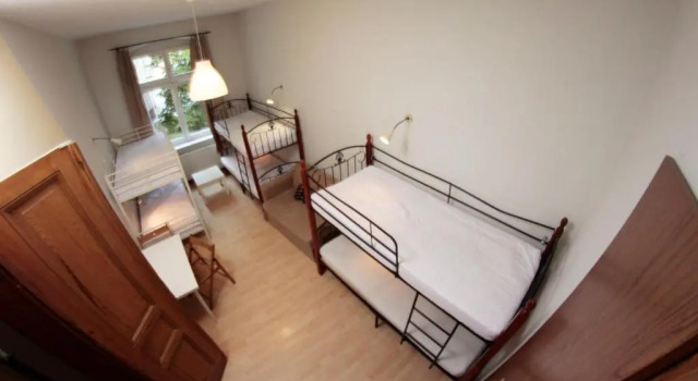 Кровать в общем номере Pit Stop Hostel