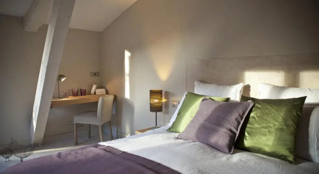Le Parfum des Collines, Book Hotel Auribeau France