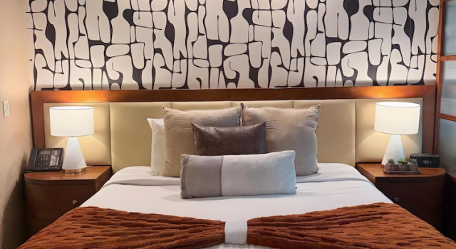Люкс Premium Premium Suite w/balcony at The Signature