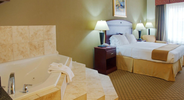 Двухместный номер Standard Holiday Inn Express Hotel & Suites Winnie by IHG