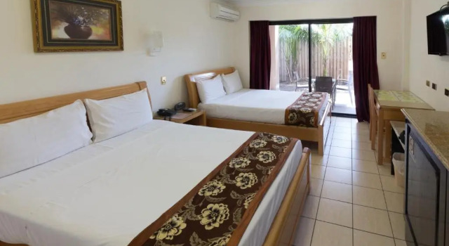 Шестиместный номер Standard Novena Palms Motel