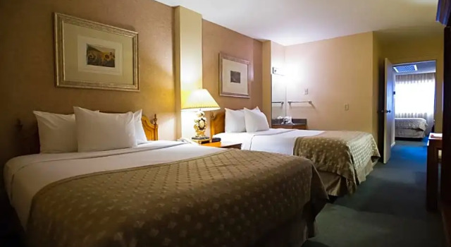 Шестиместный номер Deluxe Ramada by Wyndham Topeka Downtown Hotel & Convention Center