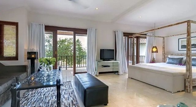 Spacious 8 bedroom pool villa in Canggu