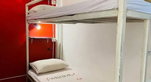 Кровать в общем номере VPlus Hotel