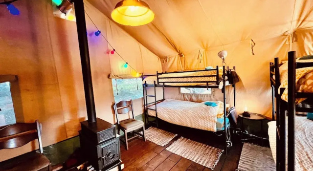 Тент с видом на внутренний двор Glamping De Helleborus
