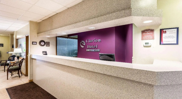 Clarion Hotel and Convention Center Baraboo, Book Hotel Hoteller i Merrimac med parkering, Parkering