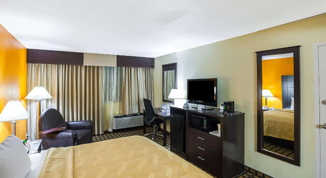 Четырёхместный номер Standard Quality Inn & Suites Cincinnati Downtown Area