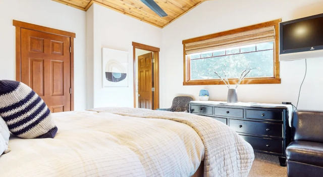 Grayfox 2 Pet-Friendly, 5-Star with Private Hot Tub, 2 Car Garage and Prime Location by RedAwning