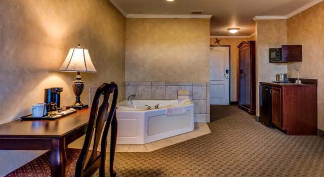 Люкс Irish Cottage Inn & Suites