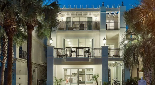 Son Kissed by RedAwning, Забронировать Отель Дестин Emerald Coast, рядом с Гольф-клуб Emerald Bay