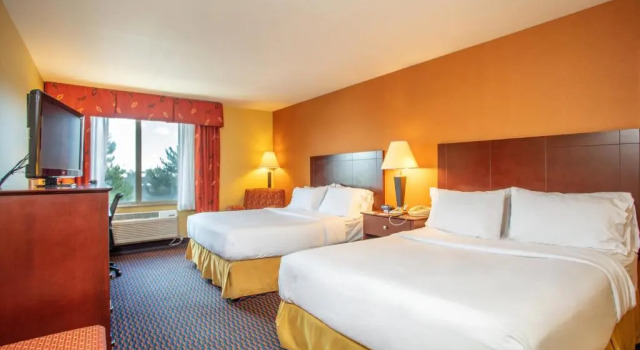 Четырёхместный номер Standard Holiday Inn Express Hotel & Suites Richland