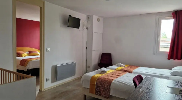 Standart dört kişilik oda Inter-Hotel Prest'Hôtel Epinal