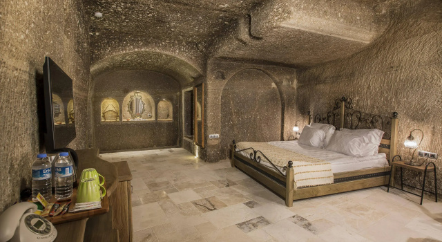 Hera Cave Suites