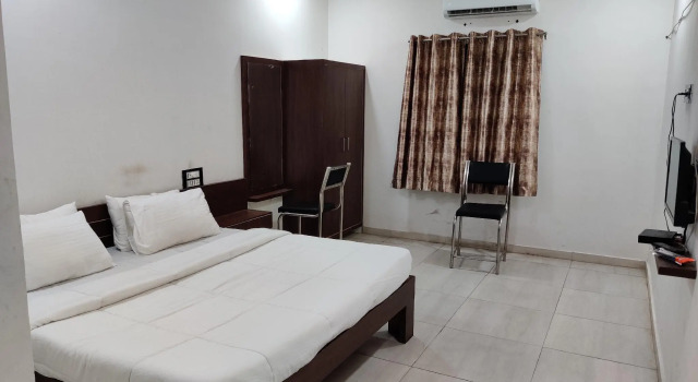 Capital O 82510 Hotel Krishna And Restaurant, Prenota Hotel Rajkot 