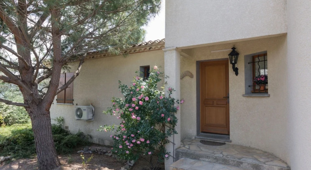 Lively Villa in Félines-minervois With Pool, Rezerwuj Willa Domki letniskowe w Felines-Minervois, Domek