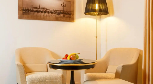 Полулюкс Deluxe Business Hotel First