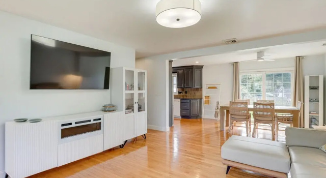Charming West Haven Home - Walk to Beach!, Rezervovat Hotel West Haven Connecticut
