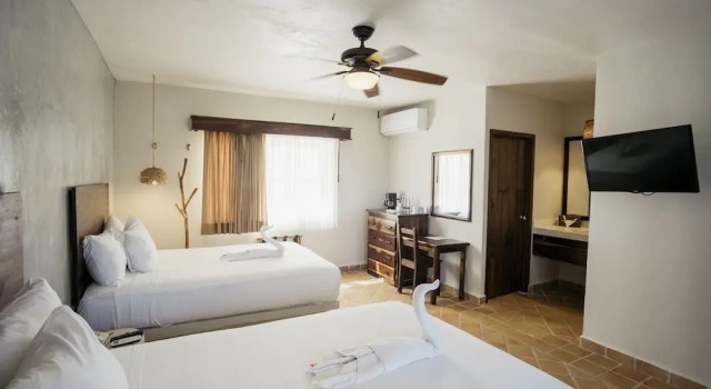 Двухместный номер Standard с балконом и с видом на бассейн Petit Lafitte Beach Front Hotel & Bungalows