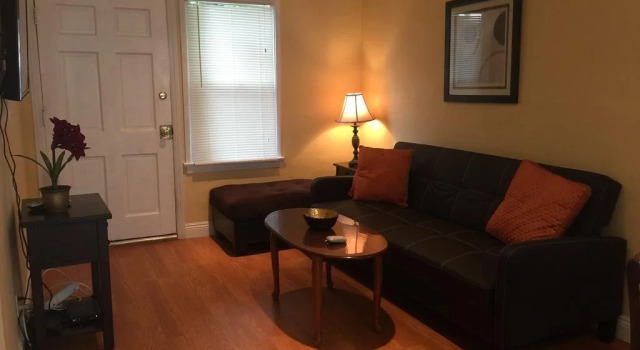 Nice 2 Bedroom in Burbank, Забронировать Отель Бербанк San Fernando Valley, рядом с Mount Sinai Memorial Park