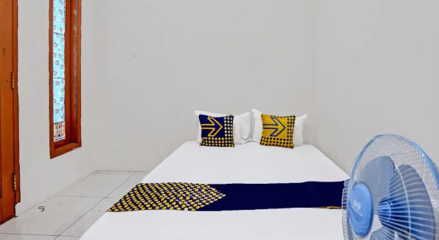 OYO LIFE 92077 Tarlo Guest House 3, Book Pension Gæstehuse i Sambikerep, Pension