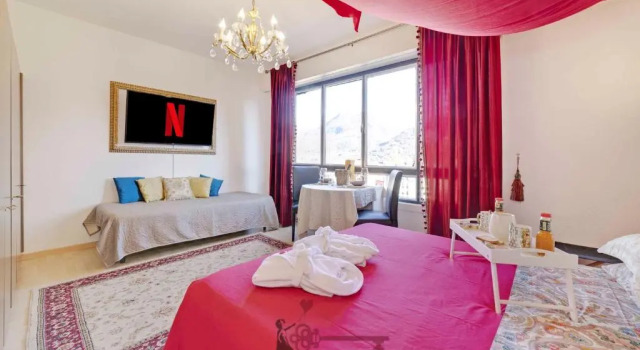ROMANTIC LOFT with Outside Swimming Pool, 400m from Lugano Station, Забронировать Отель Отели Лугано с парковкой, Парковка