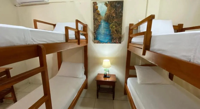 Кровать в общем номере Hostal Vista al Mar