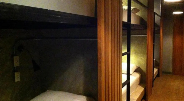 Кровать в общем номере In a Box Hostel
