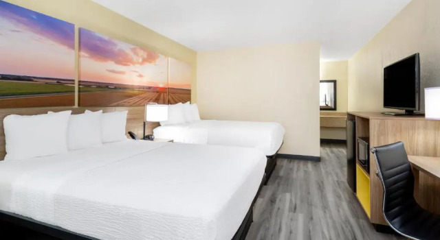 Четырёхместный номер Standard Days Inn & Suites by Wyndham Clovis