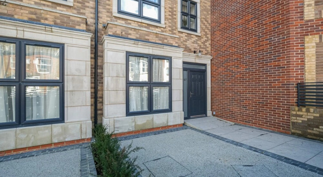 4BDR 3BA Family Home Garden in Isleworth, Забронировать Гостевой дом Гостевые дома Англии, Гостевой дом