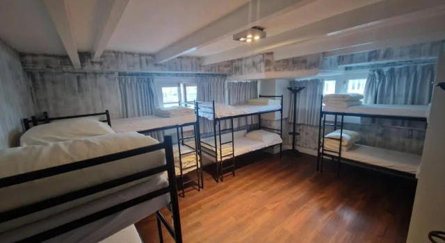 Кровать в общем номере Amigo Budget Hotel
