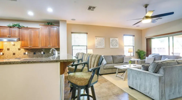 Peoria Getaway w/ Patio < 1 Mi to Hiking Trails!, Забронировать Дом для отпуска Пеория 