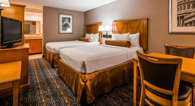 Четырёхместный номер Standard Цокольный этаж Best Western Dulles Airport Inn