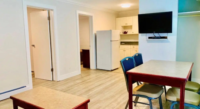 Люкс с 2 комнатами Travelers Motel Penticton