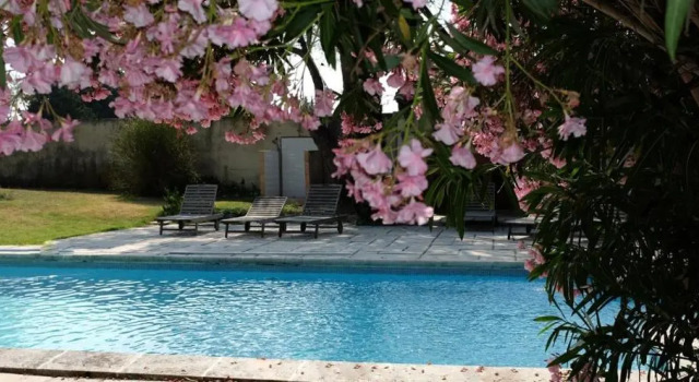 L'Oustau de Mistral, Rezerwuj Hotel Hotele w Carros z basenem, Basen