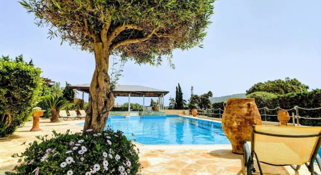 Вилла Stunning 4-bed Villa in Lagonisi Kalivia Thorikou