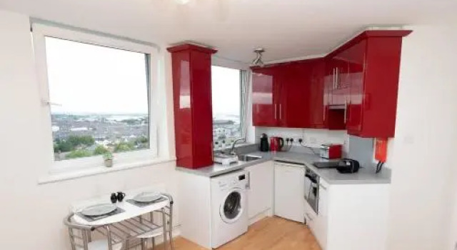 Beautiful 1BD Apt. Close to Everything w/ Views!, Забронировать Отель Отели Белфаста с парковкой, рядом с Тюрьма Крамлин-Роуд в Белфасте, Парковка