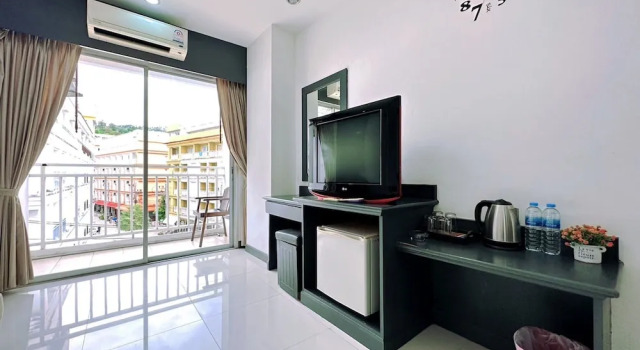 Двухместный номер Deluxe с балконом Hotel Baya Phuket - Rooftop Pool, Next to Food Market & Steps to Beach