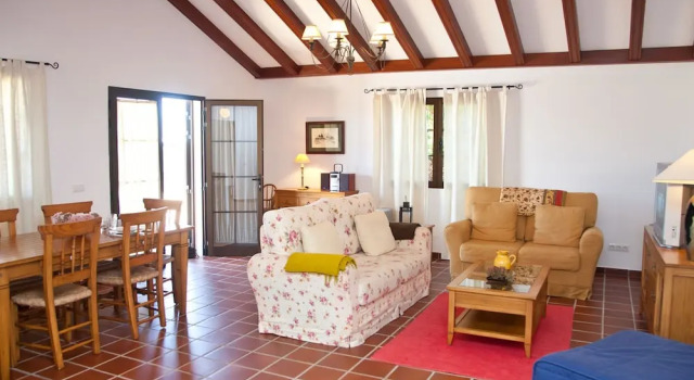 Very Centrally Located, Detached Villa With Private Swimming Pool in Lanzarote, Забронировать Вилла Отели Канарских островов с парковкой, Парковка