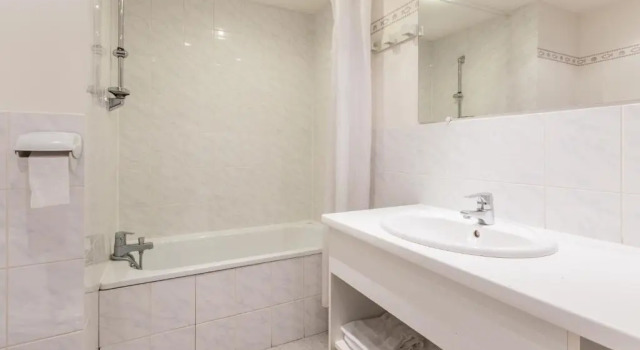 Трёхместный номер Standard Logis SPA Hotel Restaurant De La Poste