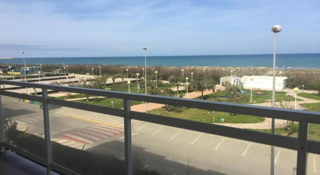 Апартаменты .Apartamento 1a linea de playa + piscina + parking DAIMUS